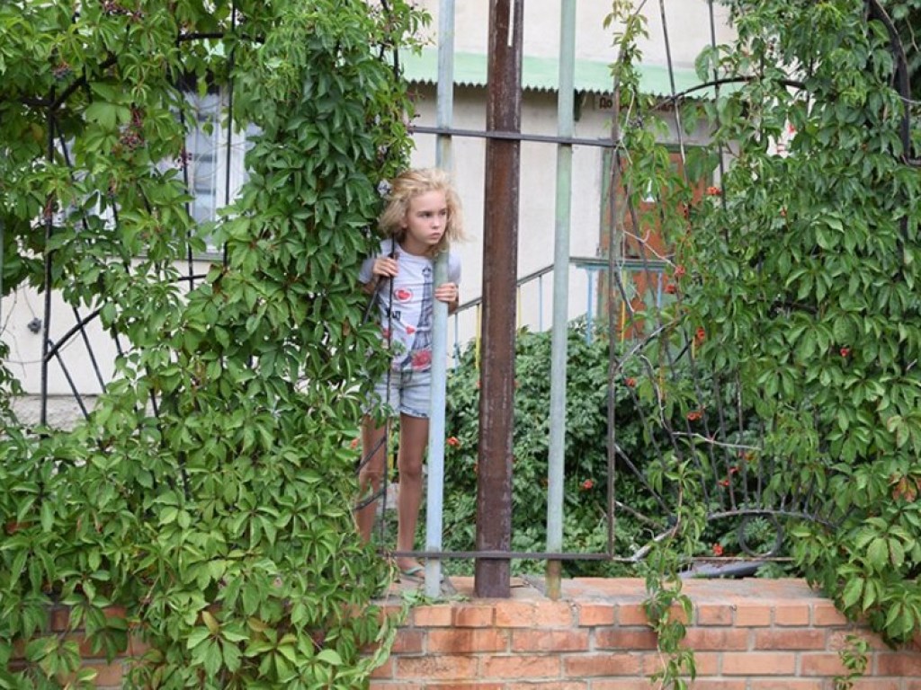 В Николаеве белокурая девочка застряла головой в заборе: на помощь пришли спасатели (ФОТО, ВИДЕО)