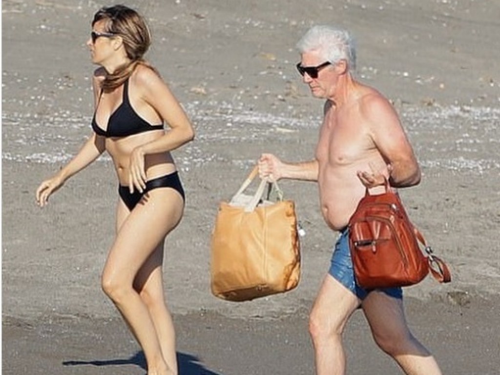 Располневший Ричард Гир носил на пляже сумки жены (ФОТО)