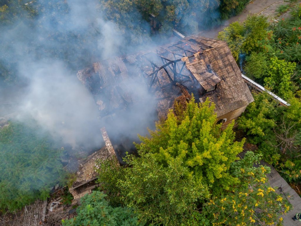 В Днепре горел заброшенный дом: во время борьбы с пламенем пострадал спасатель (ФОТО, ВИДЕО)