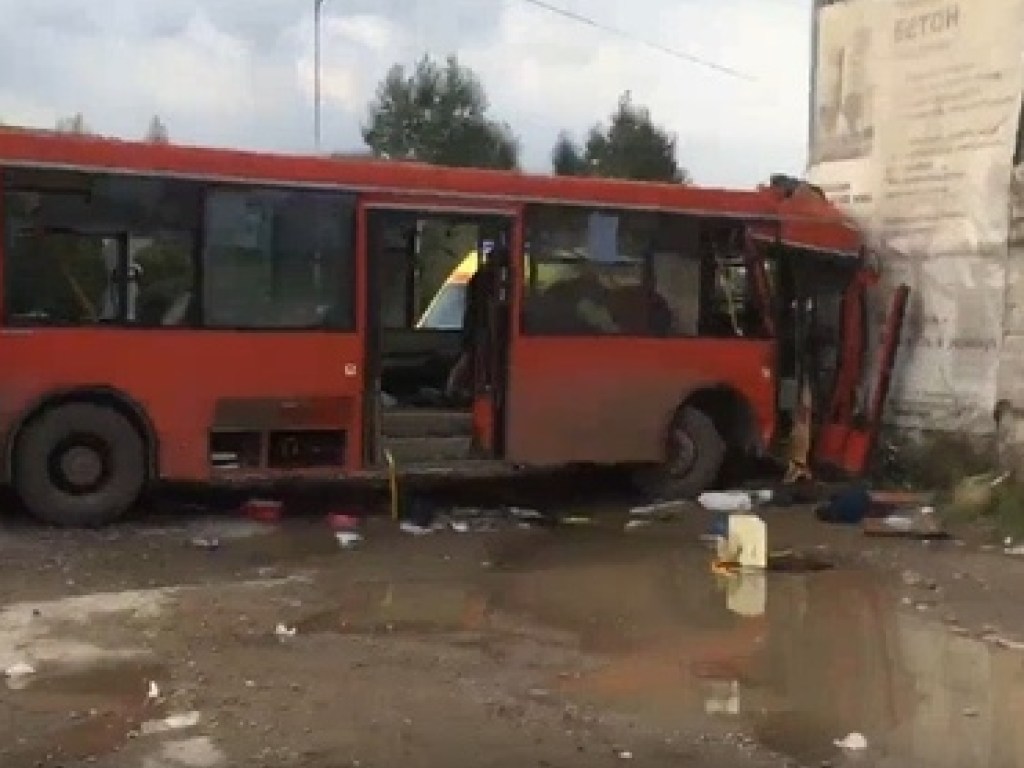 В российской Перми автобус с пассажирами врезался в стену здания: есть жертвы, десятки пострадавших (ВИДЕО)