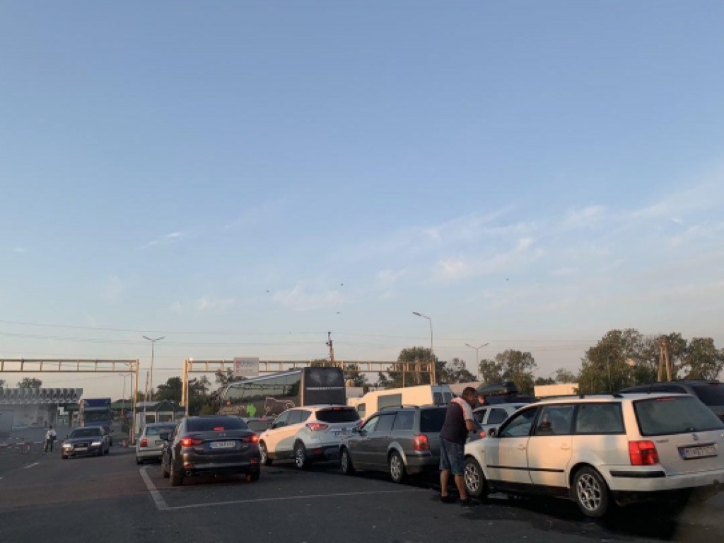 На КПП на Закарпатье увидели автомобильные очереди (ФОТО)
