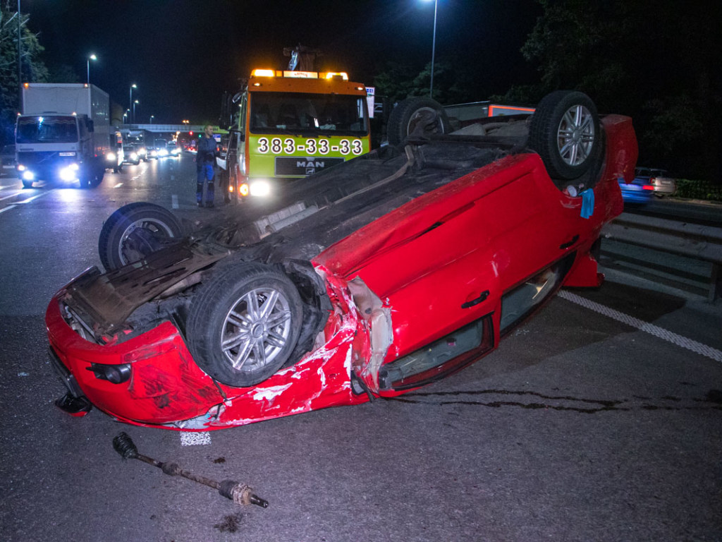 ДТП с опрокидыванием: на Житомирском шоссе Chevrolet врезался в груженный автовоз (ФОТО, ВИДЕО)