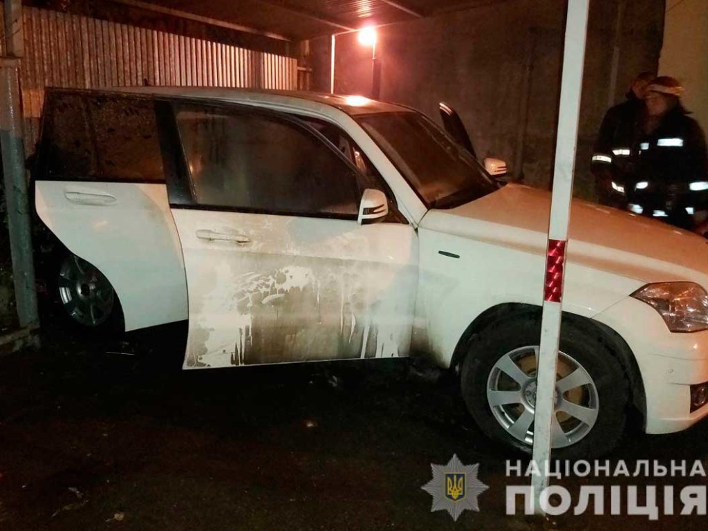 Ночью в центре Харькова горел премиальный кроссовер (ФОТО)