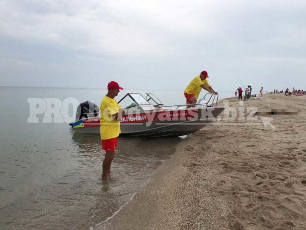 На популярном азовском курорте спасатели вытащили из воды труп (ФОТО)