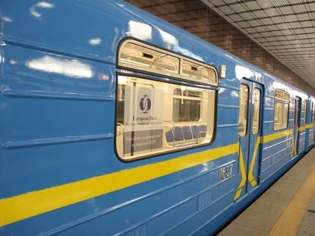 ​В харьковской подземке пассажир прыгнул на рельсы (ВИДЕО)