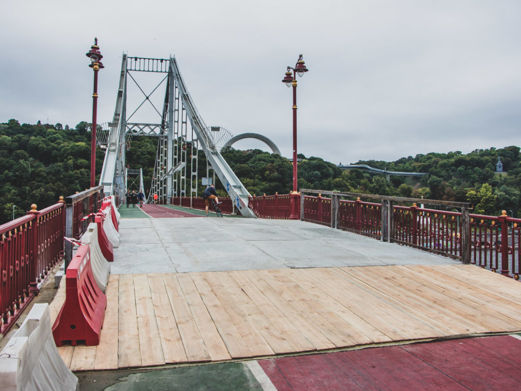 Столичные коммунальщики «удачно» укрепили «уставший» пешеходный мост на Труханов остров (ФОТО)
