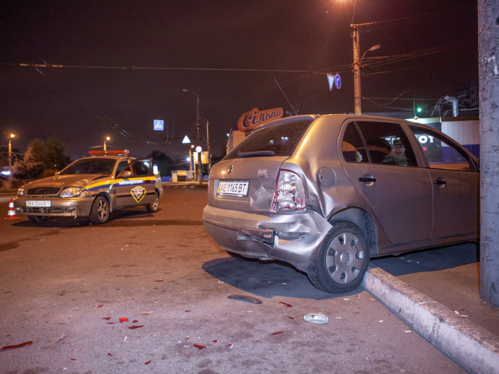 Водитель не справился с управлением: В Днепр автомобиль охраны разбил припаркованную Skoda (ФОТО, ВИДЕО)