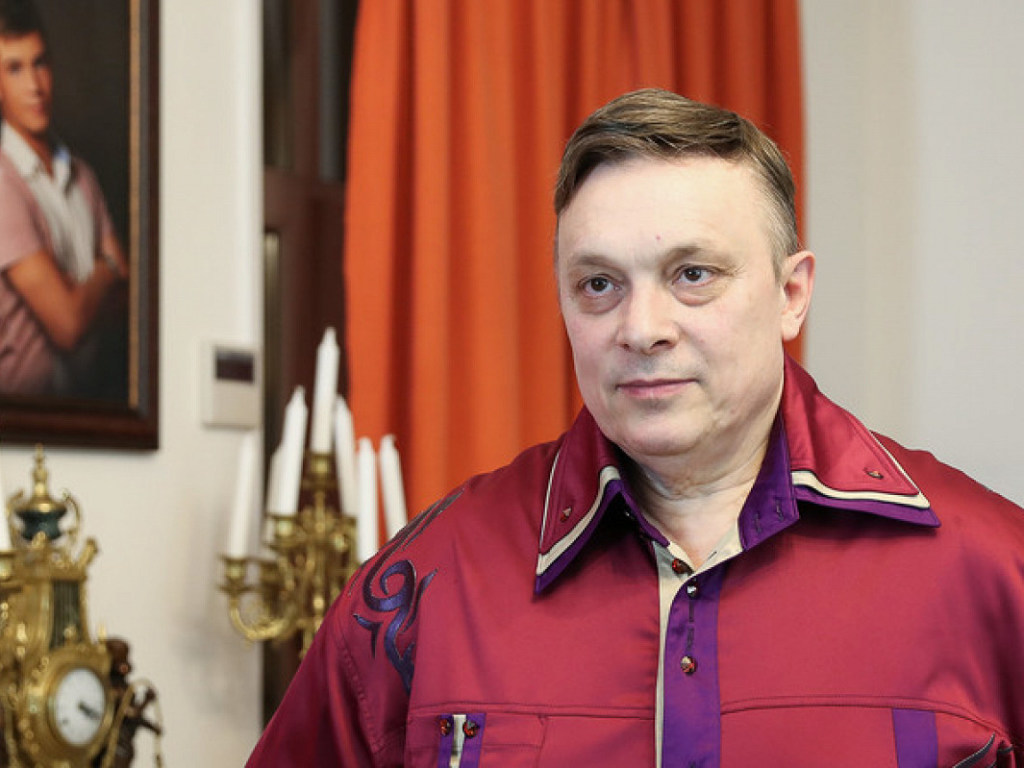 Продюсер «Ласкового мая» умоляет Зеленского пустить его в Украину ради подруги в коме