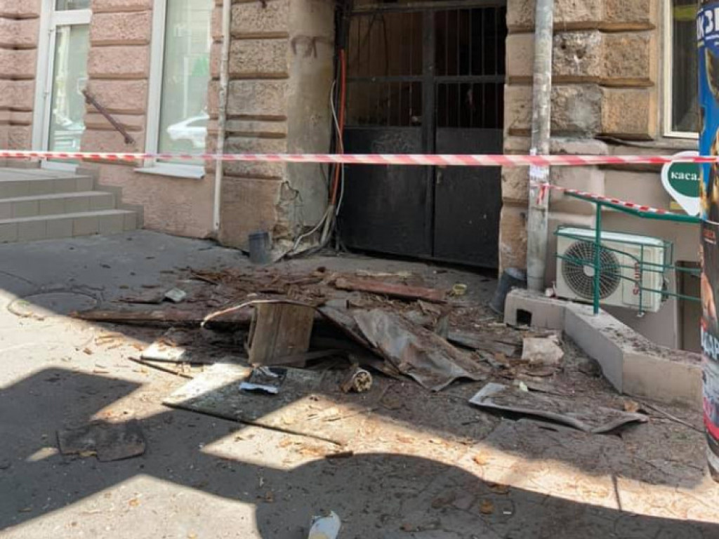 В центре Одессы рухнул балкон (ФОТО)