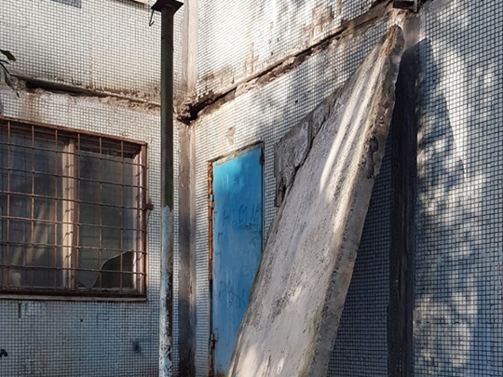 В Энергодаре у жилого дома рухнула массивная бетонная плита (ФОТО)