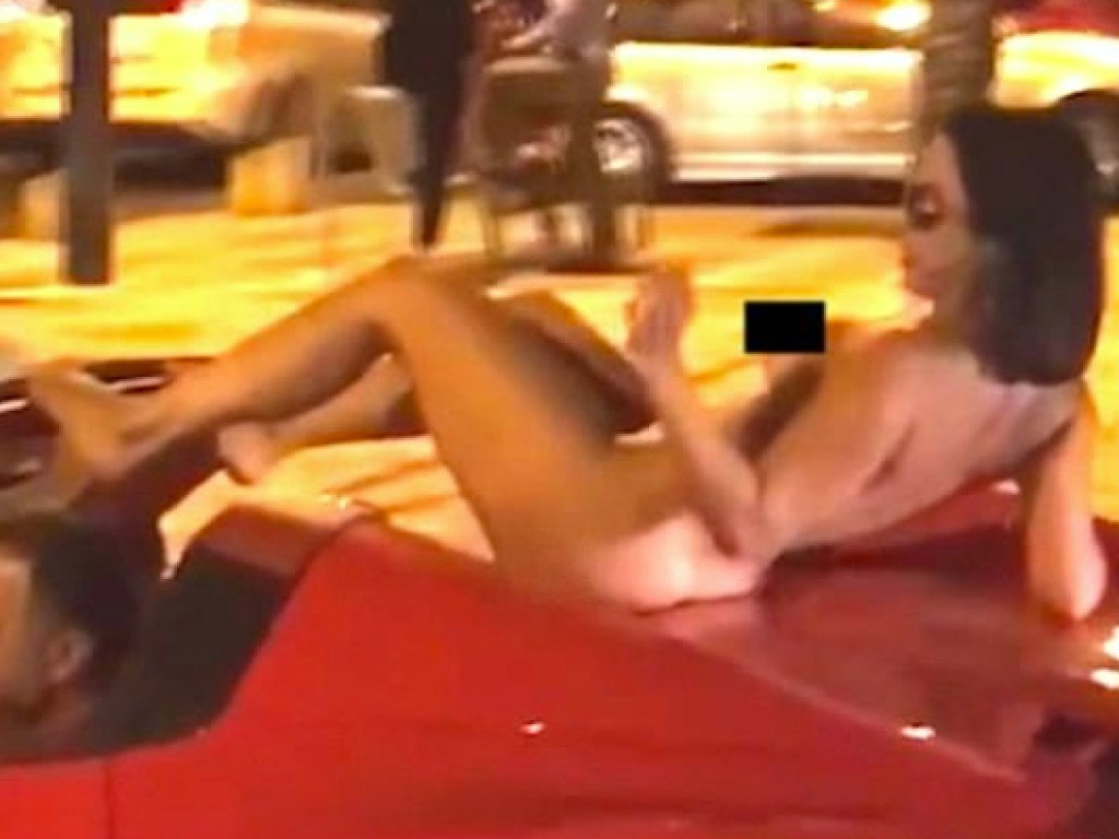 На Ибице увидели голую девушку на кузове едущего Ferrari (ВИДЕО)