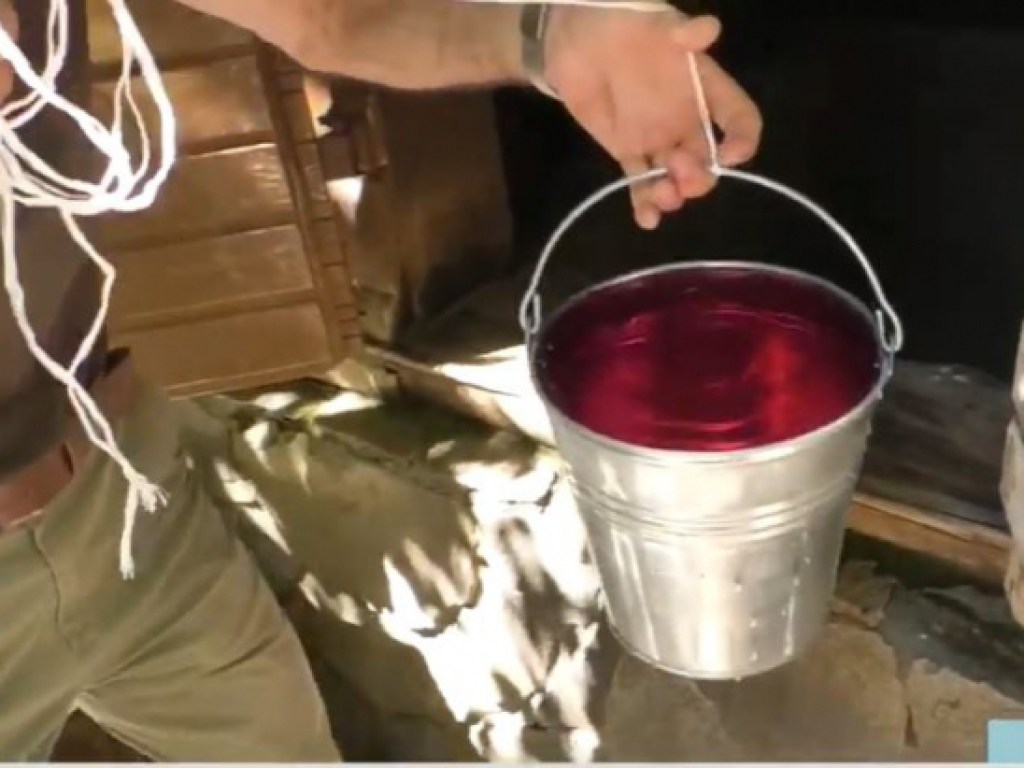 В Ужгороде вода из родникового источника приобрела розовый цвет (ФОТО, ВИДЕО)
