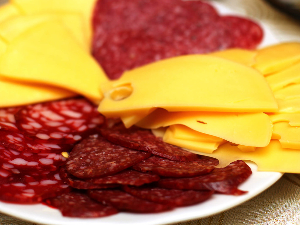 Диета на жирах и белках: почему в меню нужно включать колбасу и сыр