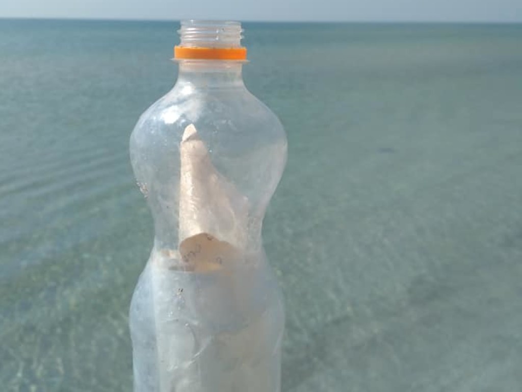 На Азовском море отдыхающие выловили в море загадочное письмо в бутылке (ФОТО)