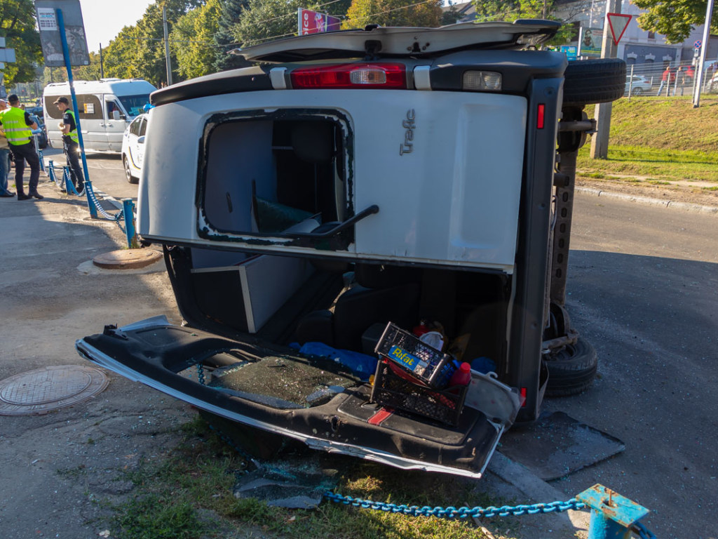 Серьезное ДТП в Днепре: перевернулся микроавтобус Renault (ФОТО, ВИДЕО)