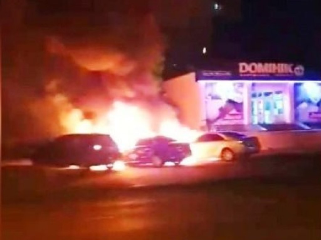 В Виннице у многоэтажки сгорели сразу два автомобиля (ФОТО, ВИДЕО)