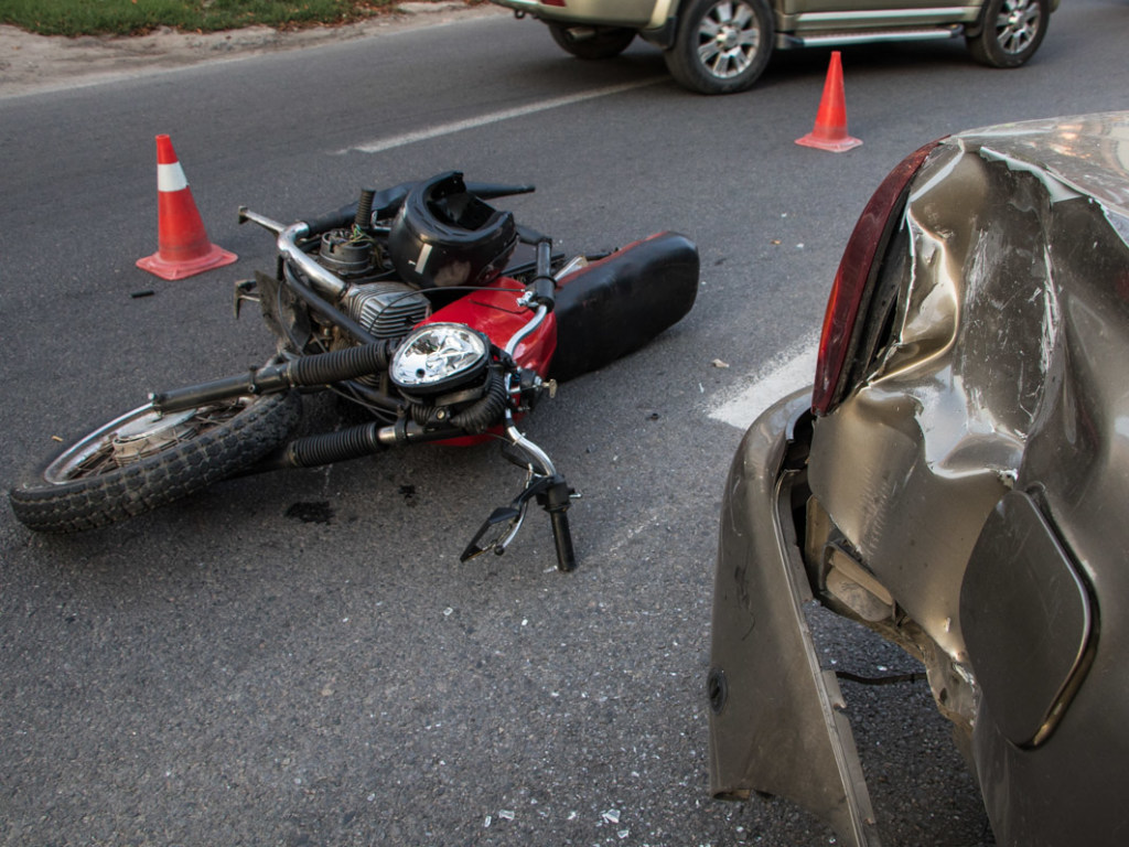 В Днепре мотоцикл влетел в припаркованный Daewoo: байкера забрала «скорая» (ФОТО, ВИДЕО)