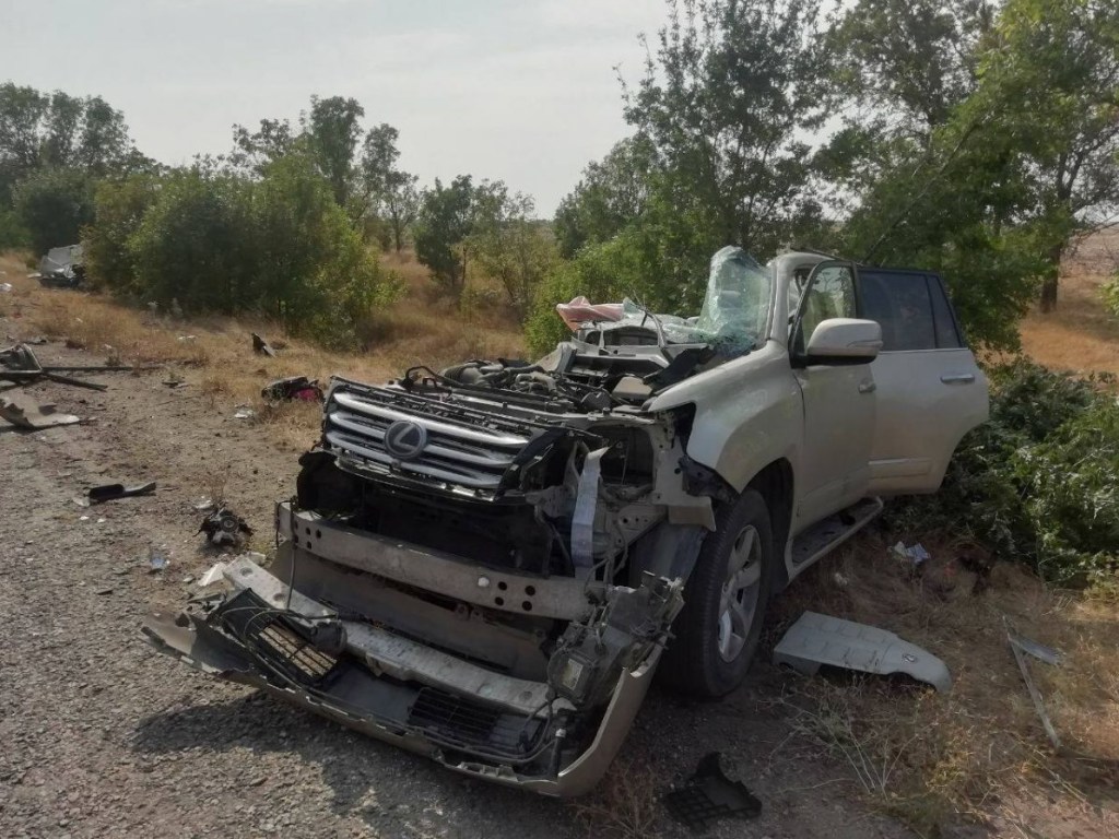 Смертельное ДТП под Херсоном: Lexus влетел в грузовик, от элитного авто остались ошметки (ФОТО)
