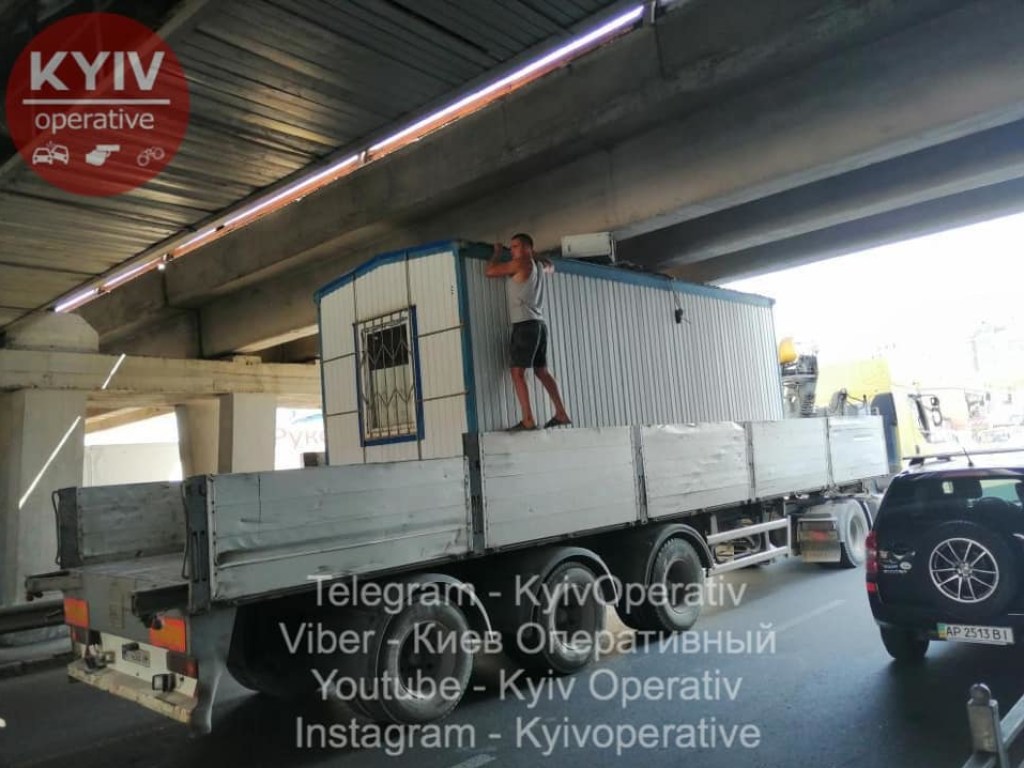 Вез целый «дом»: В Киеве грузовик застрял под путепроводом (ФОТО)
