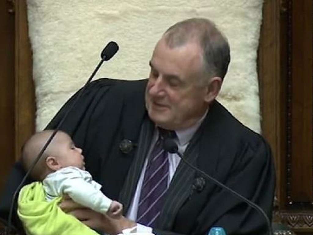 Совместил работу с воспитанием: Спикер парламента Новой Зеландии нянчил младенца прямо во время заседания (ФОТО, ВИДЕО)