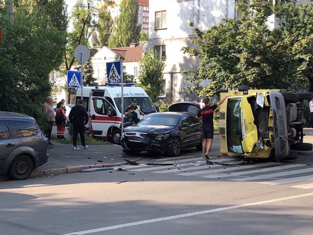 Крупное ДТП в Киеве: в Аварийном поселке перевернулся грузовик с мороженым (ФОТО)