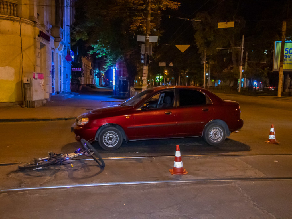 ДТП в Днепре: Daewoo Lanos сбил велосипедиста-нарушителя (ФОТО, ВИДЕО)