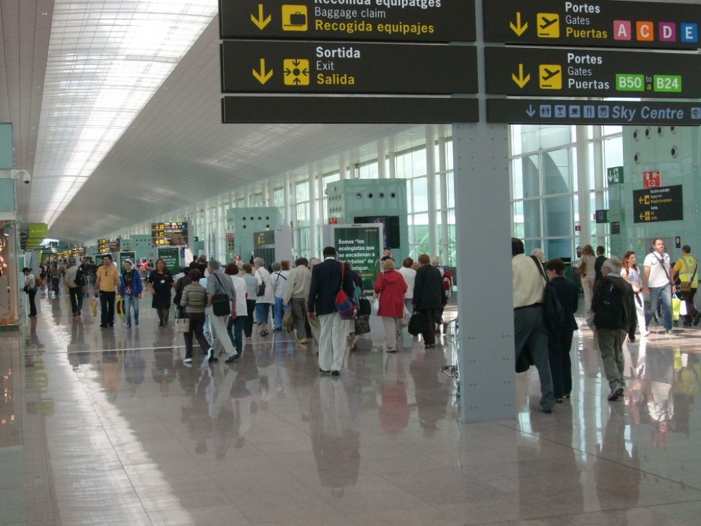 Украинцы устроили переполох в аэропорту Барселоны: конфликт мог закончиться поножовщиной