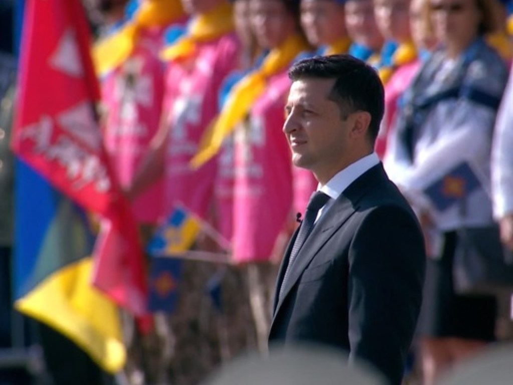 На Софийской площади в Киеве подняли флаг: видео церемонии