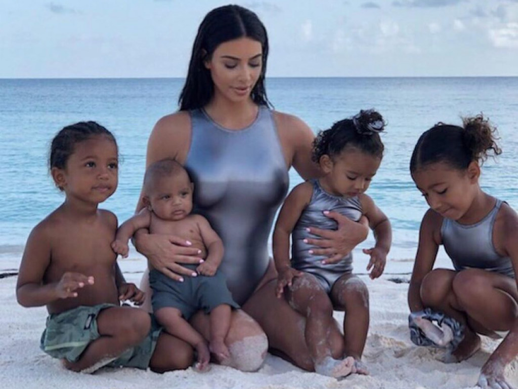 Ким Кардашьян показала трогательное фото с детьми на отдыхе на Багамах