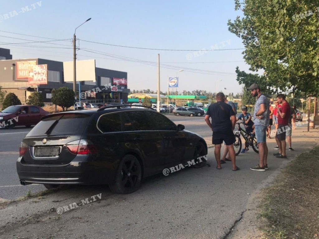 Чёрный ВMW в Мелитополе едва не влетел в остановку (ФОТО)