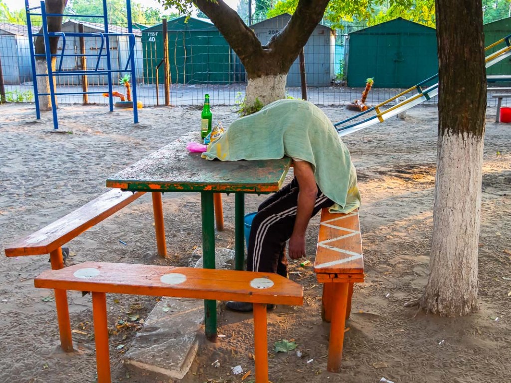 На детской площадке в Днепре обнаружили «сидящий» труп мужчины в зеленке (ФОТО, ВИДЕО)