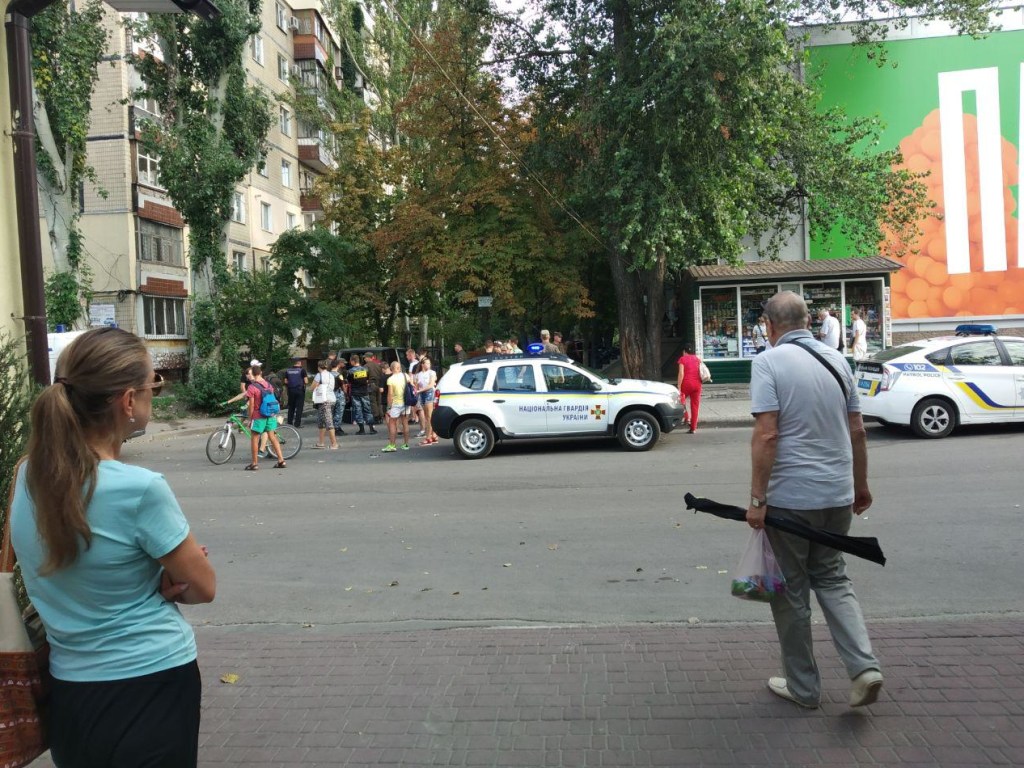 Голый житель Днепра атаковал на дороге бойцов Нацгвардии (ФОТО, ВИДЕО)
