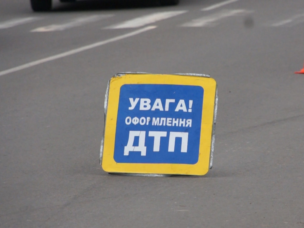У Лыбедской площади в Киеве «беспилотная» машина врезалась в микроавтобус (ВИДЕО)
