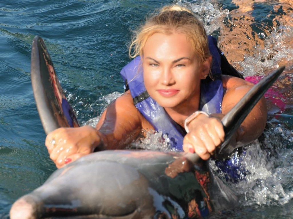 Певица Камалия искупалась с дельфинами и вызвала гнев пользователей Сети (ФОТО)