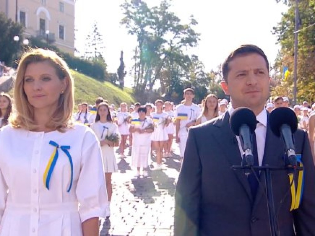 Сопровождала супруга: Елена Зеленская продемонстрировала стройную фигуру в белом платье (ФОТО)