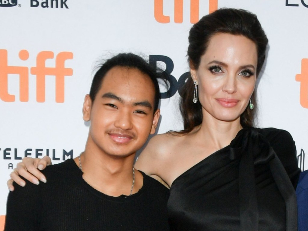 Анджелина Джоли рассталась с сыном: не могла сдержать слез