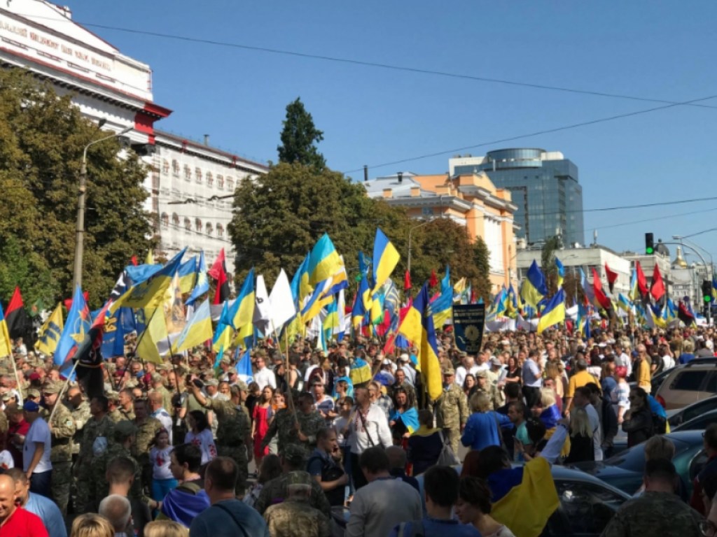 На Марш защитников в Киеве собралось около 10 тысяч человек