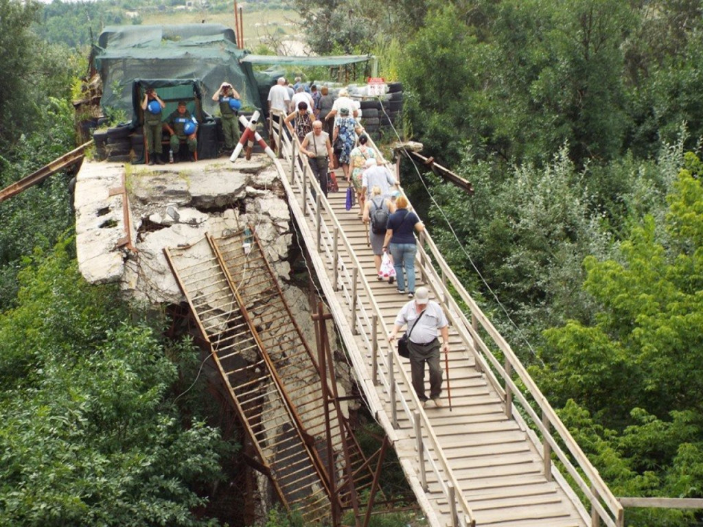Возле разрушенного моста в Станице Луганской убрали 10 взрывоопасных предметов
