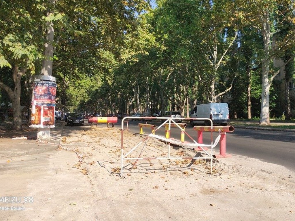 Провалилось асфальтное покрытие: Ремонт дороги в Одессе прервали из-за ЧП (ФОТО)