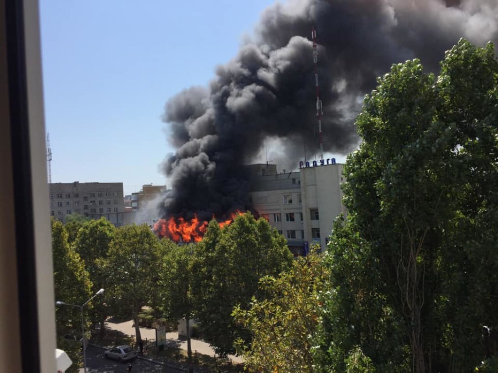 В Одессе снова мощный пожар: горит детский развлекательный центр, дым застилает небо (ФОТО, ВИДЕО)