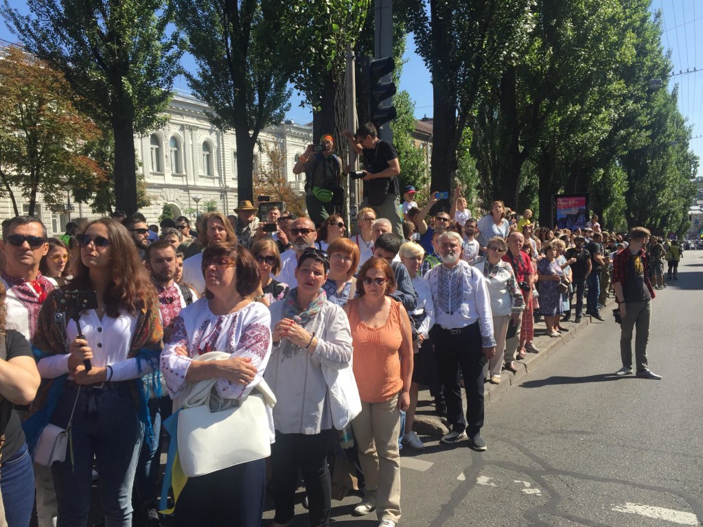 Марш ветеранов в столице: люди аплодировали, ветераны плакали