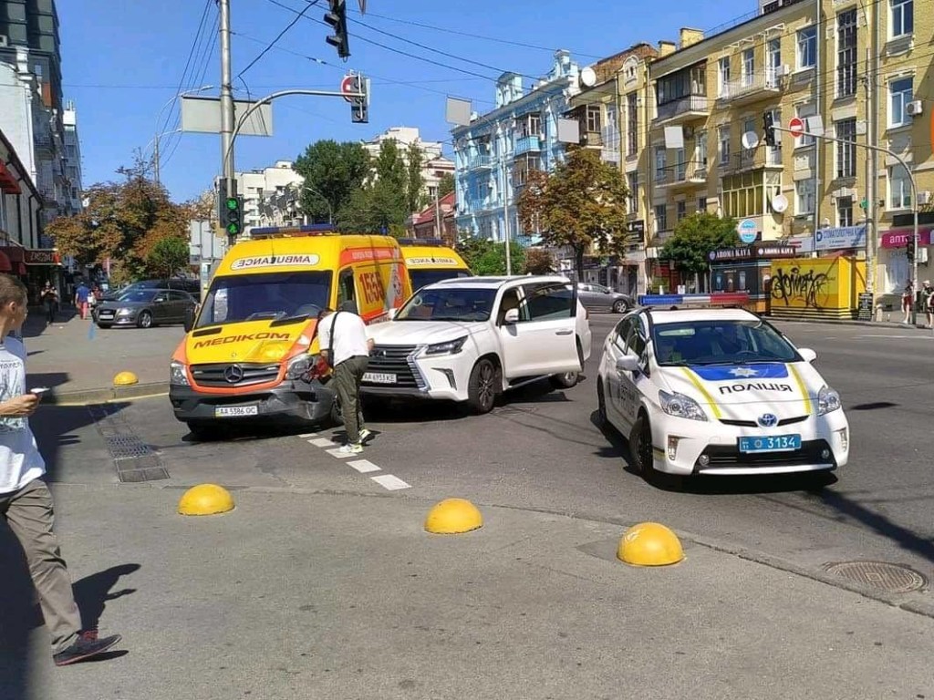 Водитель иномарки не слышал сигналов: в Киеве Lexus врезался с скорую с пациентом (ФОТО)