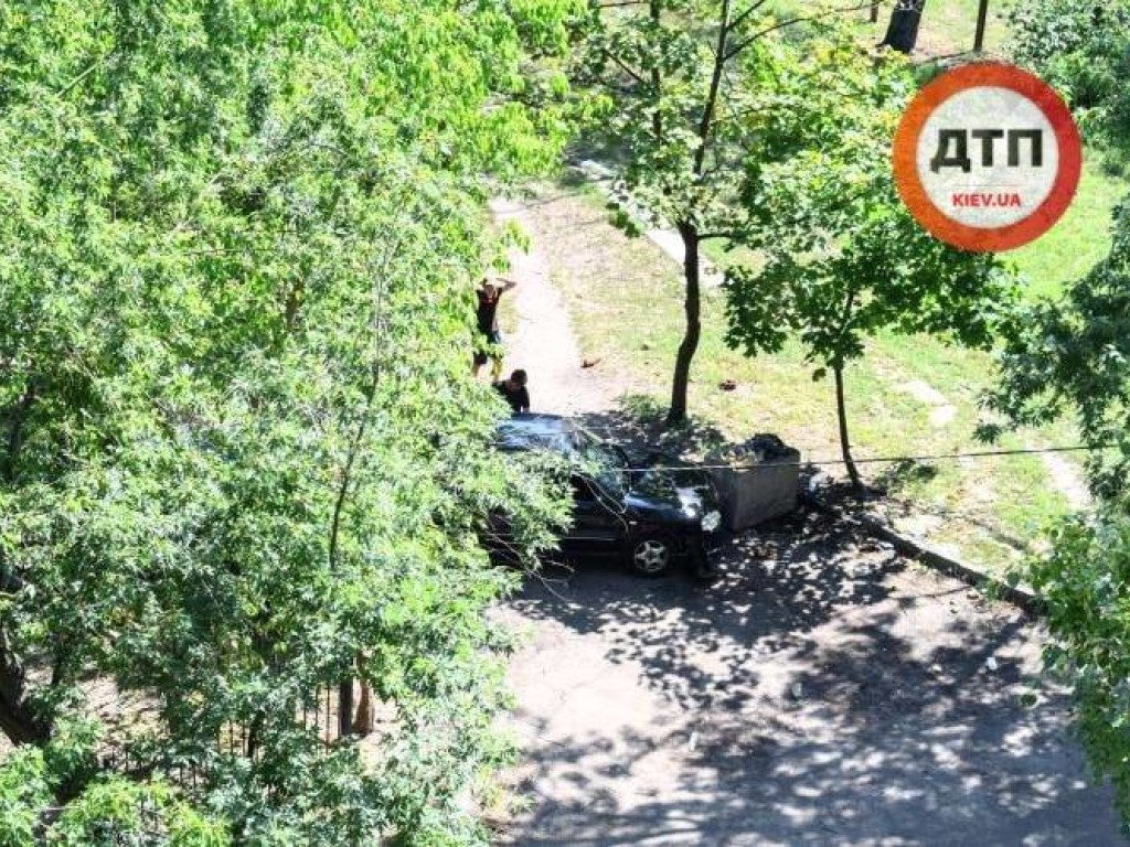 В столице подростки на угнанном у родственников авто разбили припаркованную машину (ФОТО)