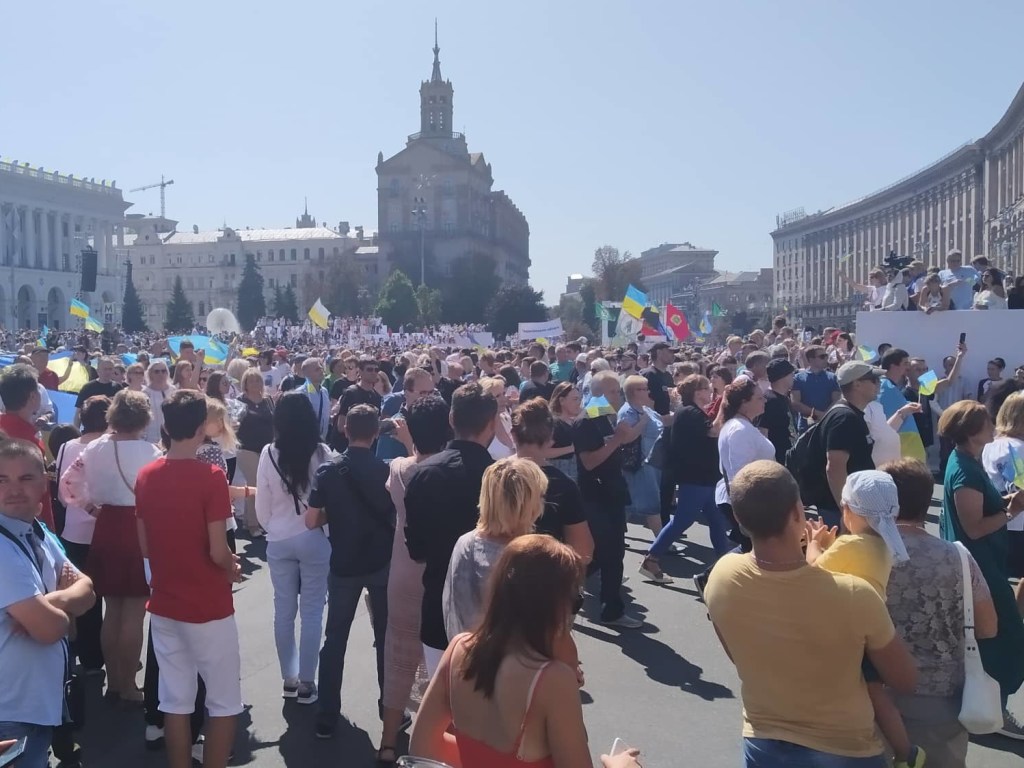Марш защитников собрал больше человек, чем Марш достоинства (ФОТО)