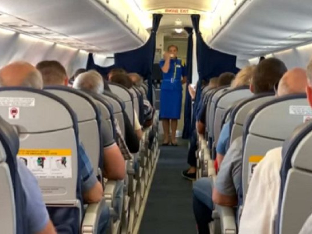 Стюардесса исполнила гимн Украины на борту самолета (ФОТО, ВИДЕО)