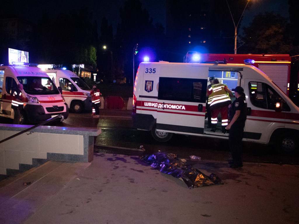Жуткое ДТП в Киеве: из горящего BMW вытащили двух парней и мертвую девушку (ФОТО, ВИДЕО)