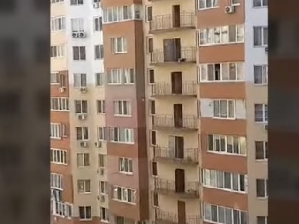 В Одессе «человек-паук» решил спуститься с 17-го этажа по балконам (ВИДЕО)
