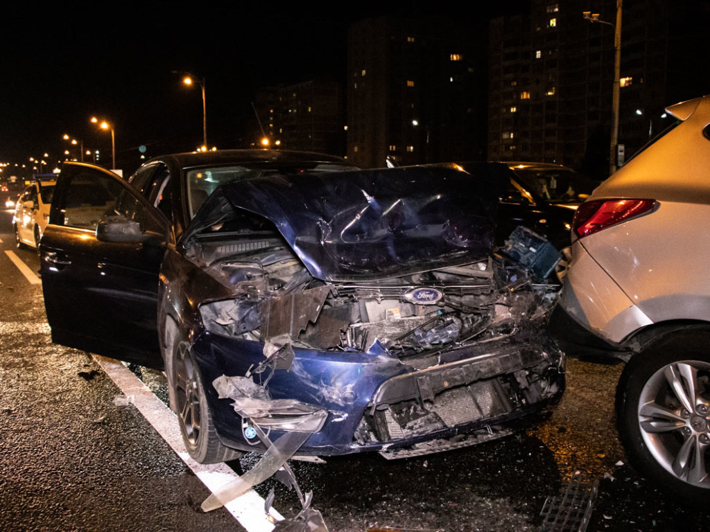 На Академгородке в Киеве пьяный водитель Ford протаранил сразу три машины (ФОТО)