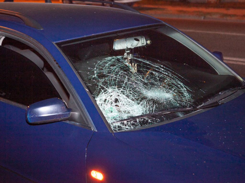 Бросилась под колеса: в Днепре водитель Volkswagen сбил девушку (ФОТО, ВИДЕО)