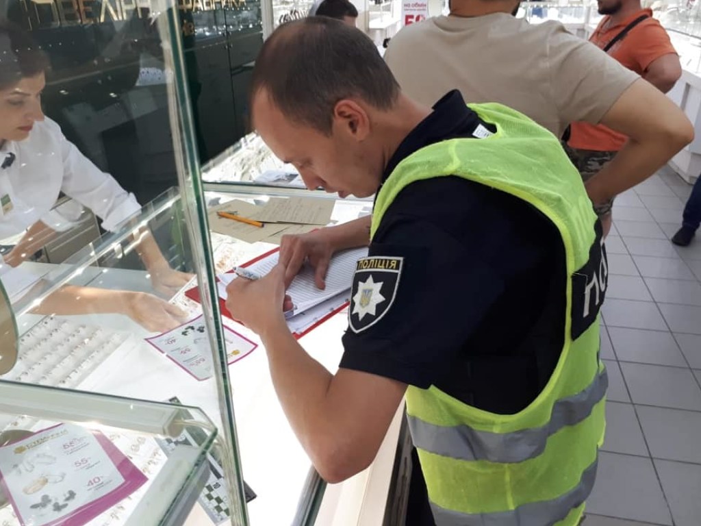 В Киеве мужчина ограбил ювелирный магазин: объявлен план «Сирена» (ФОТО)